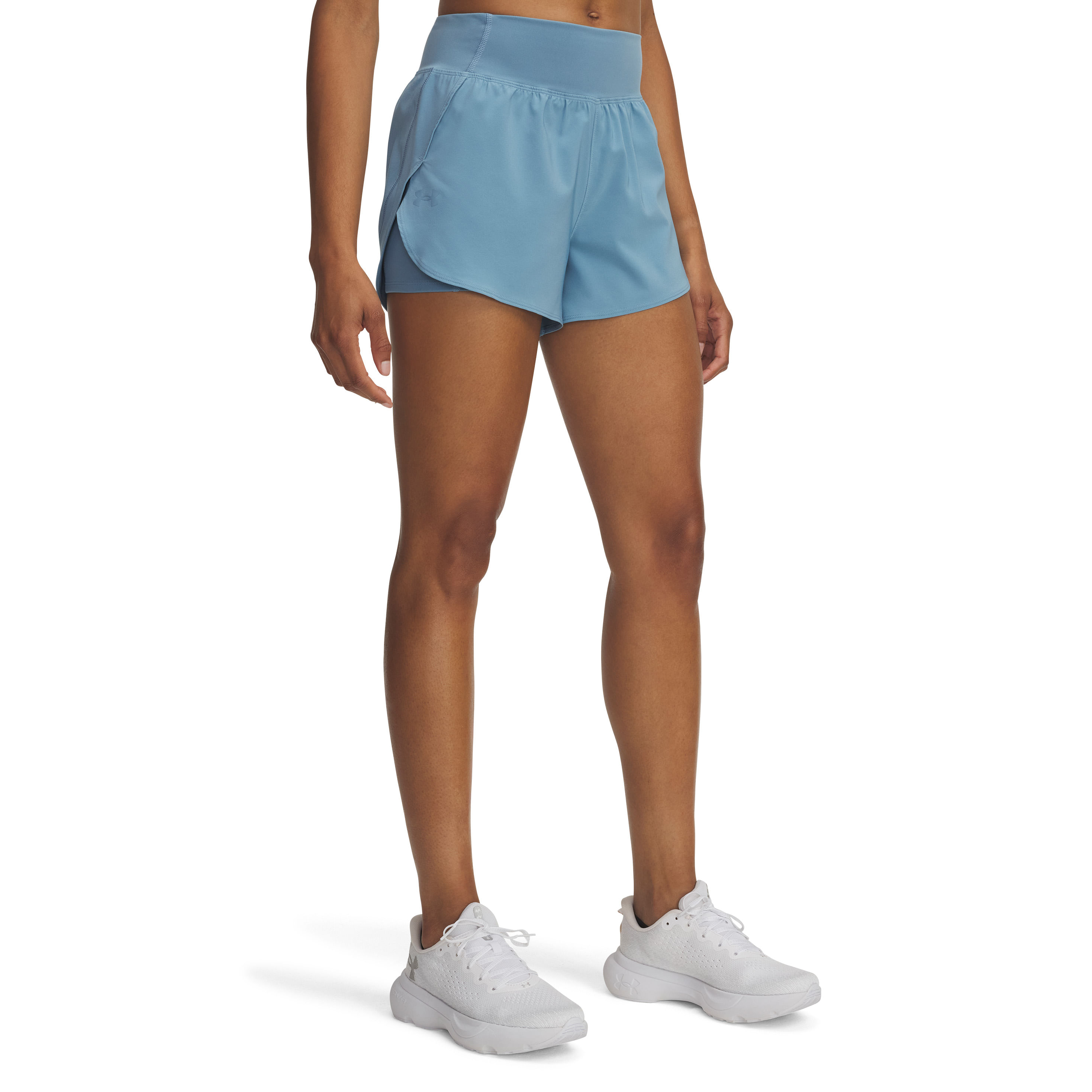 Vista traseira do shorts feminino esportivo Under Armour azul claro mostrando ajuste e conforto
